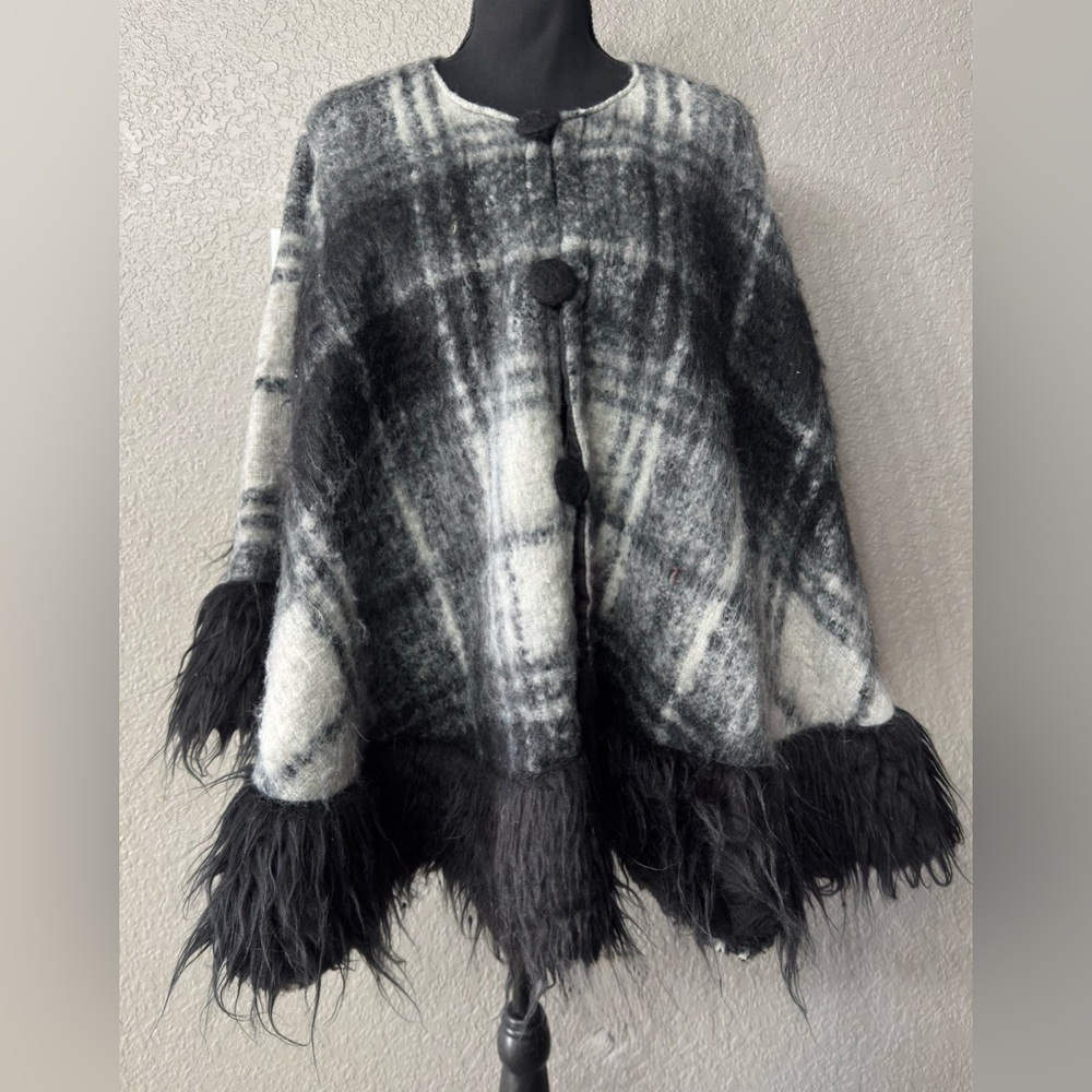 The Farmhouse Rachel Ashwell Wmns O/S Black Plaid Fringe Wool Blend Shawl Poncho - Picture 5 of 5